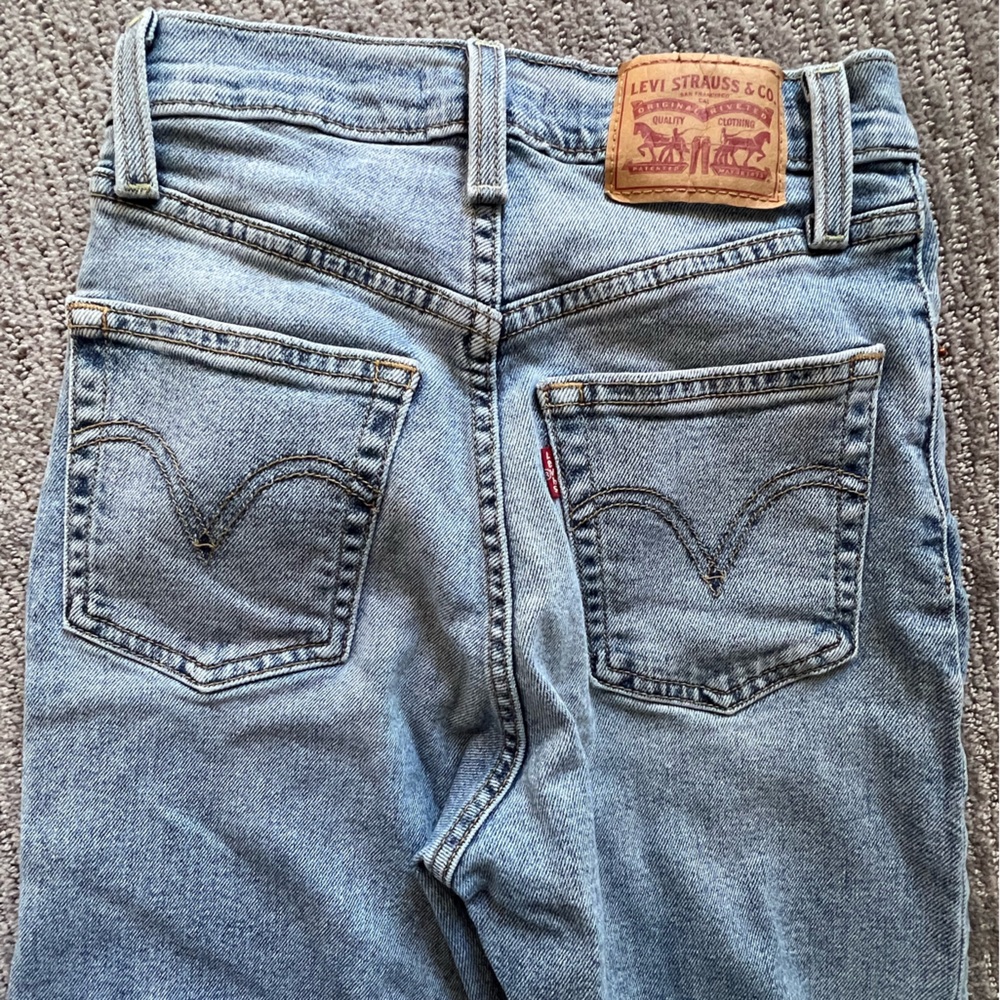 Levi’s 24 rib cage straight medium to light blue